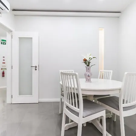 Portucale ! Moscavide Casa Branca W/ Terrace * Лиссабон